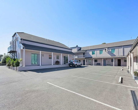 Quality Inn & Suites Menzies - Rent Accommodation 2