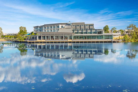 Best Western Plus North Lakes Hotel - Rent Accommodation 1