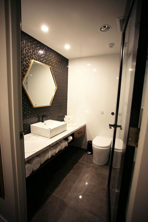 Ellen Hotel - Rent Accommodation 18