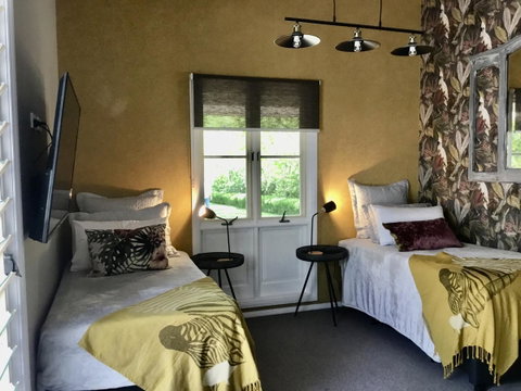 Chanticleer Gardens Barn Cottage With A Pool - Rent Accommodation 6