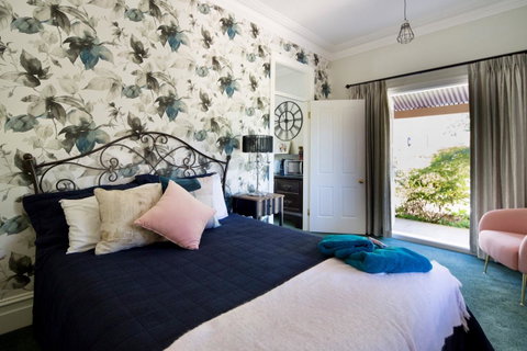 Chanticleer Gardens Barn Cottage With A Pool - Rent Accommodation 35