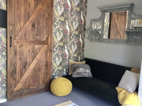 Chanticleer Gardens Barn Cottage With A Pool - Rent Accommodation 7