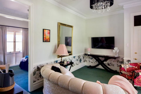 Chanticleer Gardens Barn Cottage With A Pool - Rent Accommodation 44