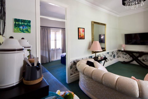 Chanticleer Gardens Barn Cottage With A Pool - Rent Accommodation 43