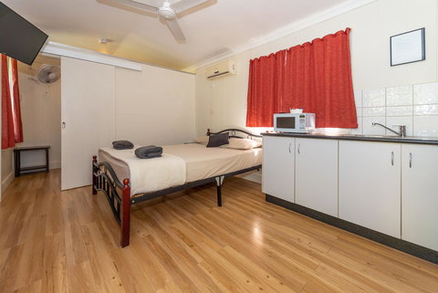 Oasis Tourist Park - Rent Accommodation 16