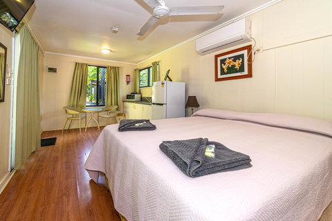 Oasis Tourist Park - Rent Accommodation 9