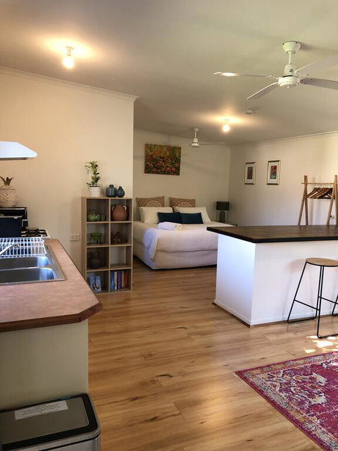 Bower On Becket - Couples Retreat - Rent Accommodation 3