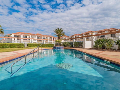 Breakers Block 1 Unit 1- Pool In Complex - Across The Road From The Beach - Rent Accommodation 1