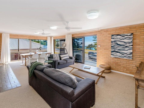 Burleigh - Great House, Room For The Boat- Across The Road From Beach - Rent Accommodation 2