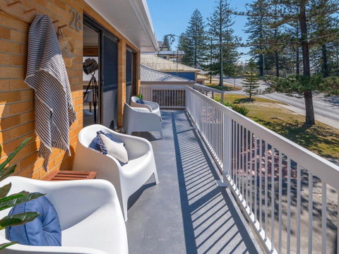 Burleigh - Great House, Room For The Boat- Across The Road From Beach - Rent Accommodation 3