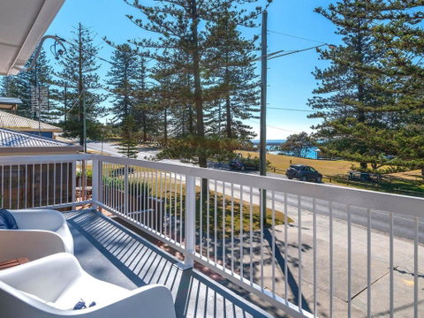 Burleigh - Great House, Room For The Boat- Across The Road From Beach - Rent Accommodation 0