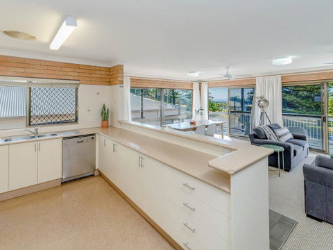 Burleigh - Great House, Room For The Boat- Across The Road From Beach - Rent Accommodation 1