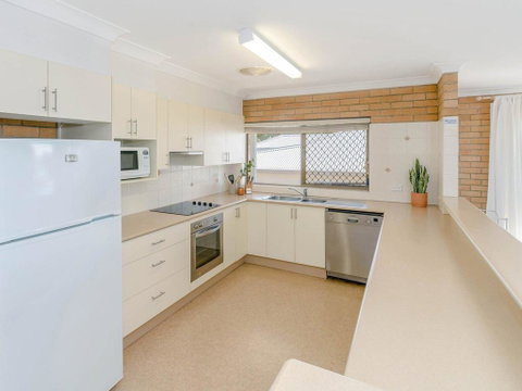 Burleigh House Opposite Main Beach - Views Sea Pool Linen And Free WiFi - Rent Accommodation 3