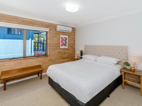 Burleigh House Opposite Main Beach - Views Sea Pool Linen And Free WiFi - Rent Accommodation 1