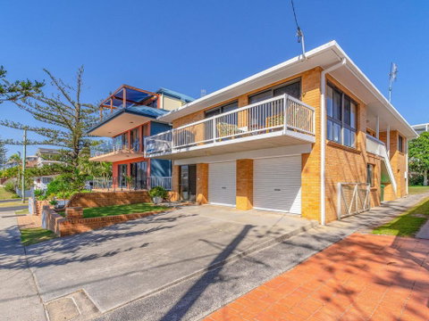 Burleigh Unit 2 -28 Clarence Street - Opposite Main Beach. - Rent Accommodation 3