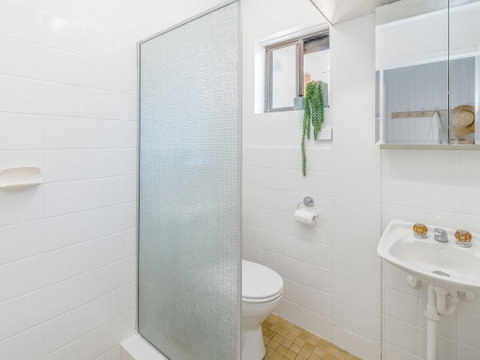 Burleigh Unit 2 -28 Clarence Street - Opposite Main Beach. - Rent Accommodation 2