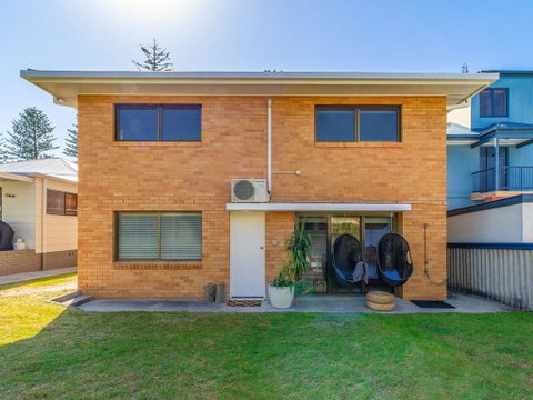 Burleigh Unit 2 -28 Clarence Street - Opposite Main Beach. - Rent Accommodation 1