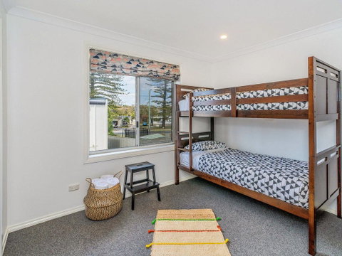 Curls And Buoys - Pet Friendly - Stone Throw To River - Rent Accommodation 1
