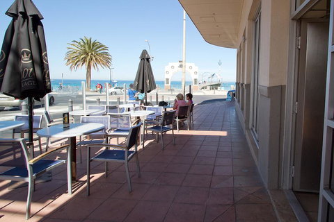 Esplanade Hotel Adelaide - Rent Accommodation 3