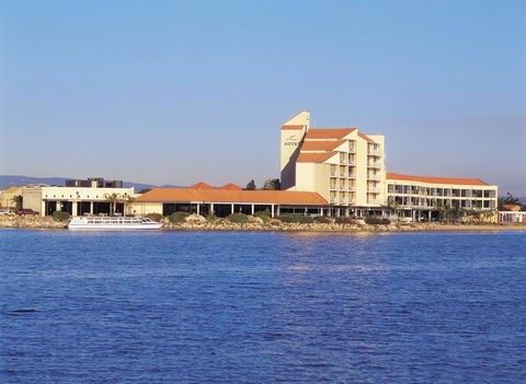Lakes Hotel - Rent Accommodation 0