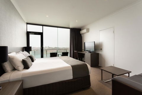 Lakes Hotel - Rent Accommodation 3