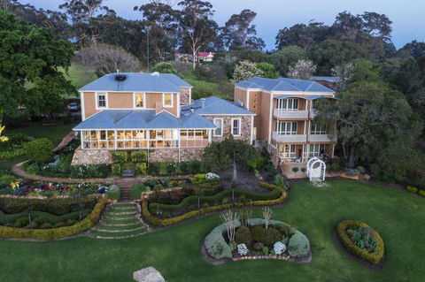 Grand Mercure Basildene Manor - Rent Accommodation 0