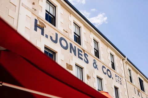 The Henry Jones Art Hotel - Rent Accommodation 0