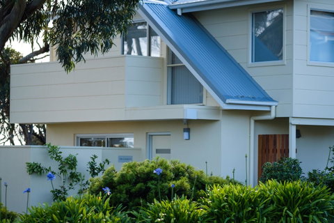 Cod Rock Point - Rent Accommodation 1
