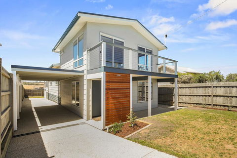 Ocean Chill 10 Minutes Drive To Phillip Island, Pet Friendly Family Home Sleeps 8 - Rent Accommodation 0