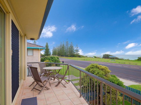 Pippi View 2 (Top) - Across The Road From The Beach! - Rent Accommodation 3