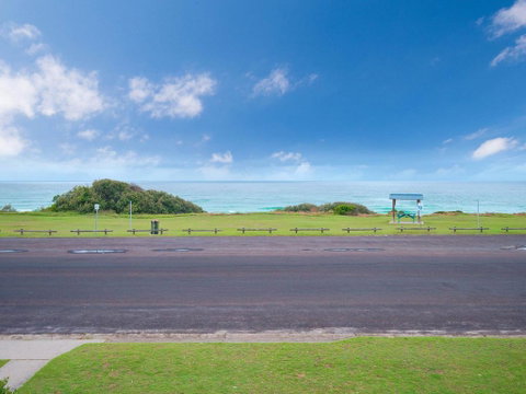 Pippi View 2 (Top) - Across The Road From The Beach! - Rent Accommodation 2