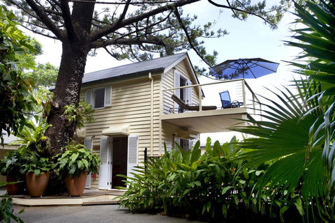 Port Douglas Cottage & Lodge - Rent Accommodation 0