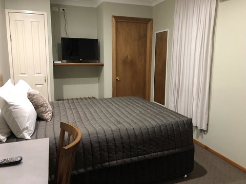 Roydons Motor Inn - Rent Accommodation 3