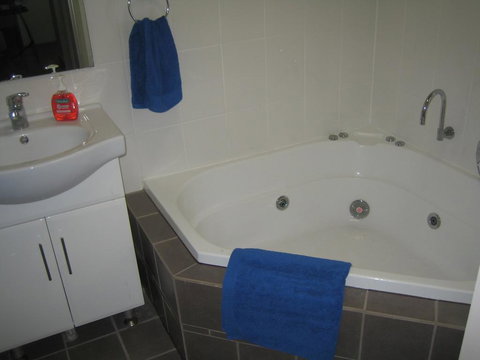 Showgrounds Cottage Naracoorte - Rent Accommodation 3