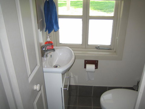 Showgrounds Cottage Naracoorte - Rent Accommodation 2