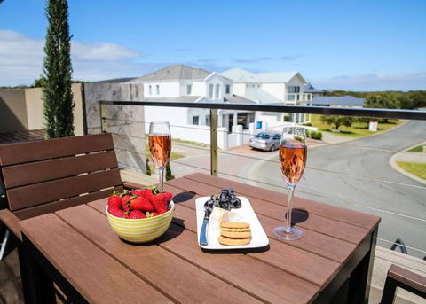 The Beach House At Bayside - Rent Accommodation 0
