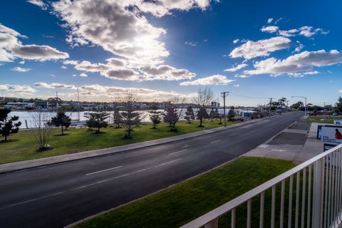Argosy Motor Inn - Rent Accommodation 22