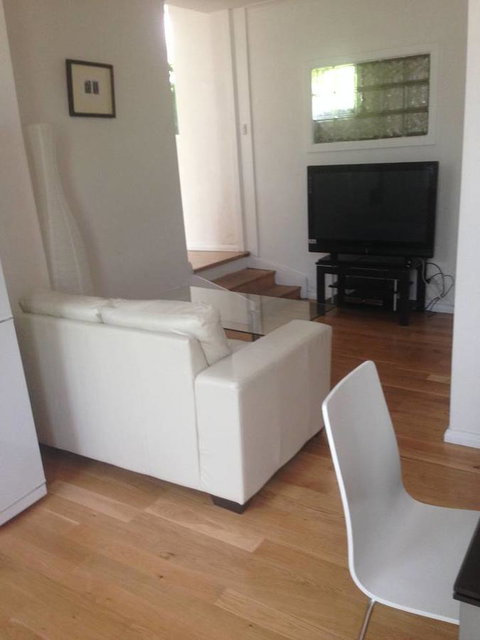 Hobart Colonial Apartment - Rent Accommodation 6