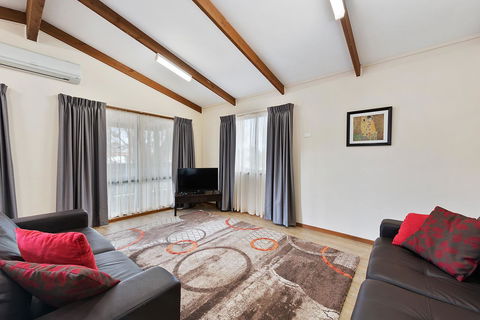 High Country Holiday Park - Rent Accommodation 9