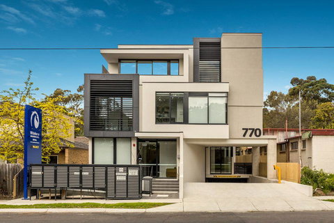 Whitehorse Apartments Hotel - Rent Accommodation 36