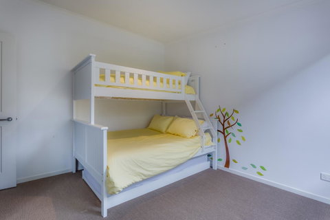 Cute Cottage On Cain - Beach At End Of Street - Rent Accommodation 14