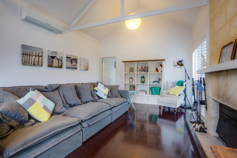Cute Cottage On Cain - Beach At End Of Street - Rent Accommodation 5