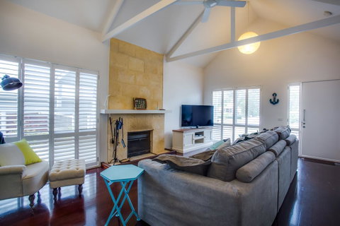 Cute Cottage On Cain - Beach At End Of Street - Rent Accommodation 1