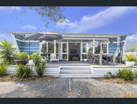 Toot Toot ! 50s Classic Beach House With Bungalow - Rent Accommodation 0