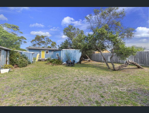 Toot Toot ! 50s Classic Beach House With Bungalow - Rent Accommodation 2
