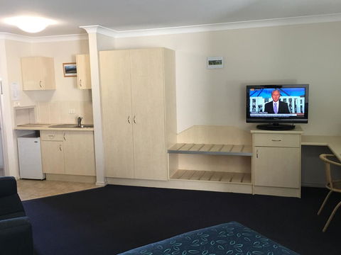 Tuckerbox Motor Inn - Rent Accommodation 2