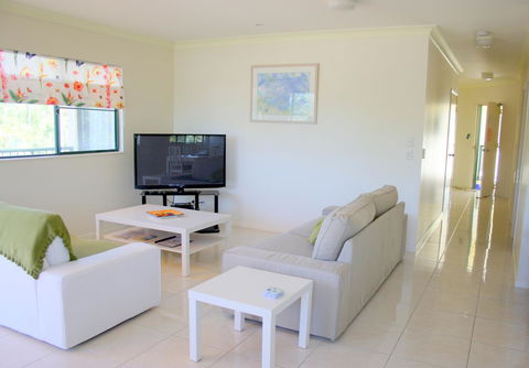 Magnetic Sunsets Resort - Rent Accommodation 2