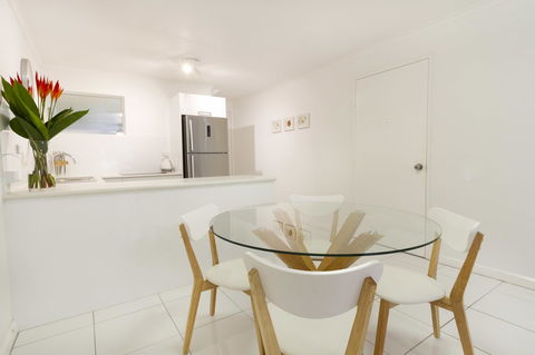 The White House Port Douglas - Rent Accommodation 13