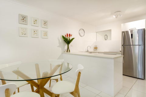 The White House Port Douglas - Rent Accommodation 12