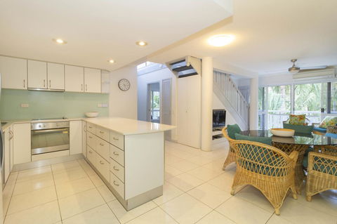 The White House Port Douglas - Rent Accommodation 23